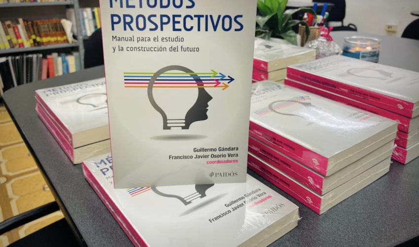 El Colegio de Tamaulipas hace entrega de libroo de el Dr. Guillermo Gándara Fierro a los alumnos de la Maestría en Planeación Estratégica y Prospectiva