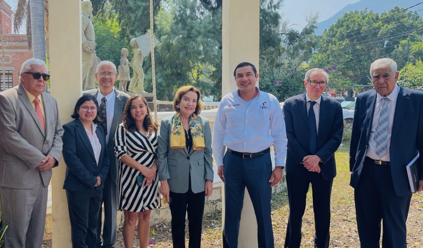 Felicitamos a la Dra. Mercedes Certucha Llano por haber llevado a cabo con éxito la defensa de su tesis
