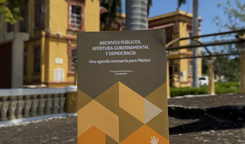 Donación del libro del Dr. Freddy Mariñez Navarro